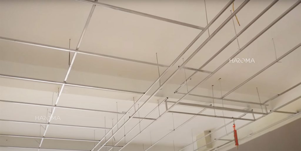 Khung xương treo lên trần bằng hệ thống ti treo cứng cáp