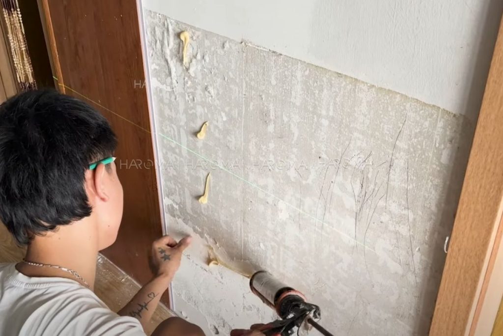 Tiến hành bôi keo lên bề mặt tường kết hợp bề mặt tấm để đảm bảo độ bám dính cao nhất
