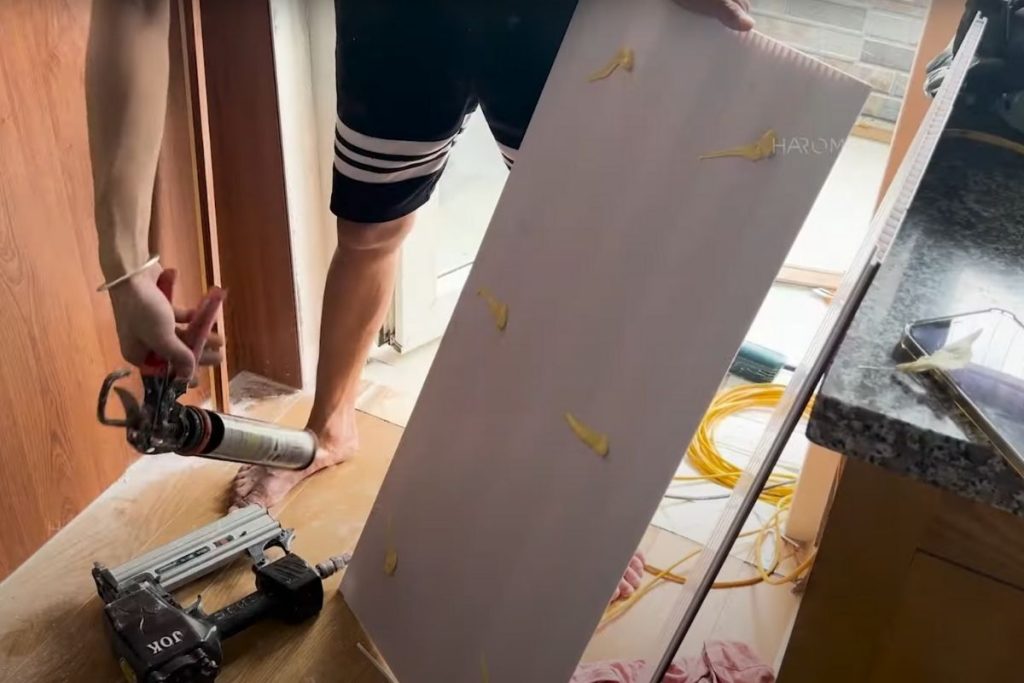 Bôi keo chuyên dụng và ốp trực tiếp tấm lên bề mặt tường cần cải tạo