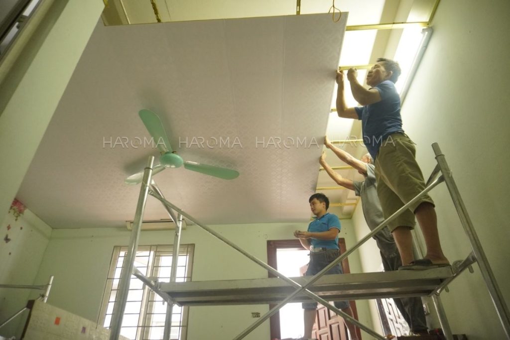 Công thợ là một phần không thể thiếu trong tổng thể chi phí thi công trần nhựa nano