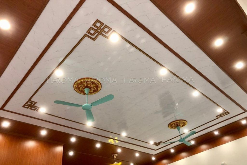 Trần nhựa giả gỗ được sử dụng khá phổ biến trong không gian phòng khách