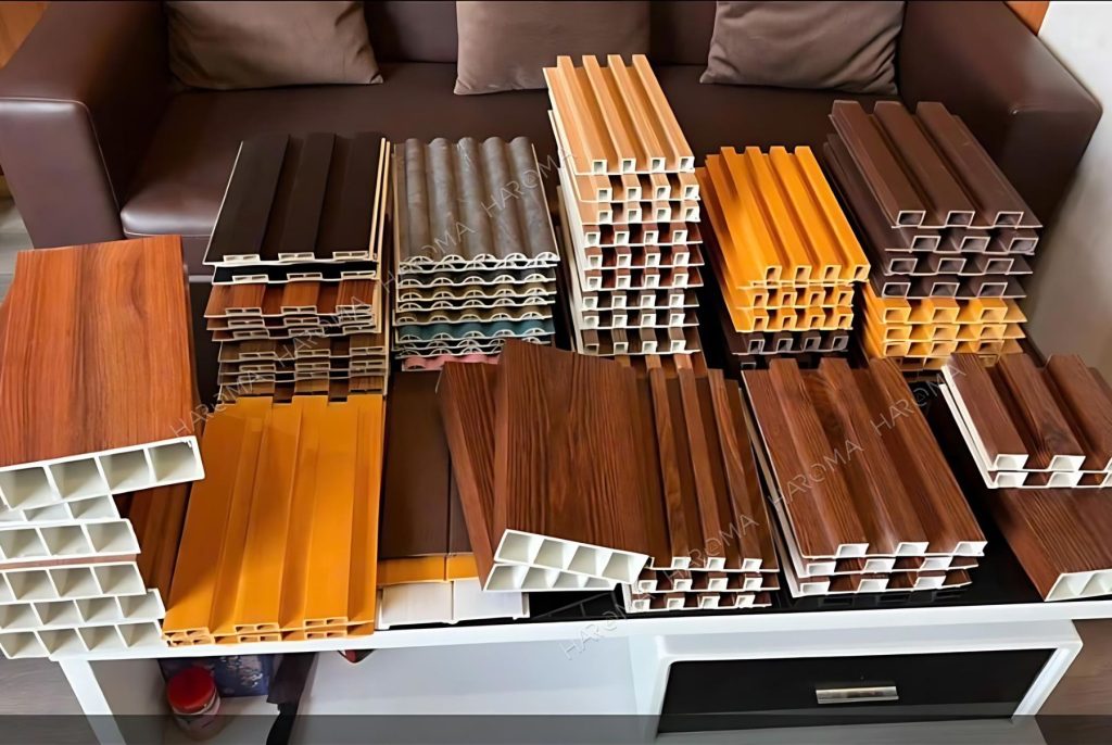 Tấm ốp lam sóng nhựa giả gỗ là một dòng vật liệu ốp tường trần được làm tự hạt nhựa kết hợp với bột đá