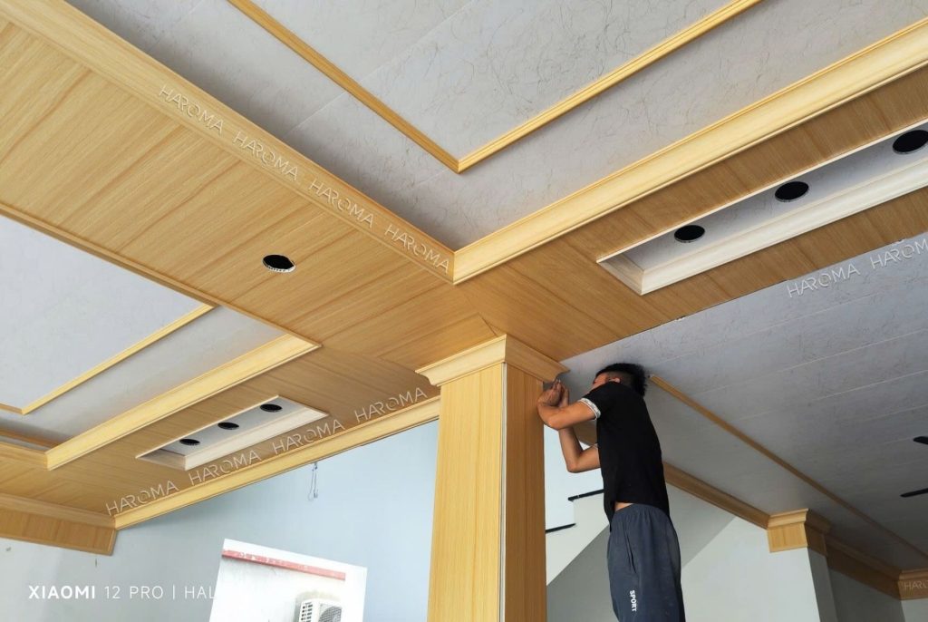 Thi công tấm nano ốp tường trần khá đơn giản, bạn hoàn toàn có thể tự thực hiện tại nhà