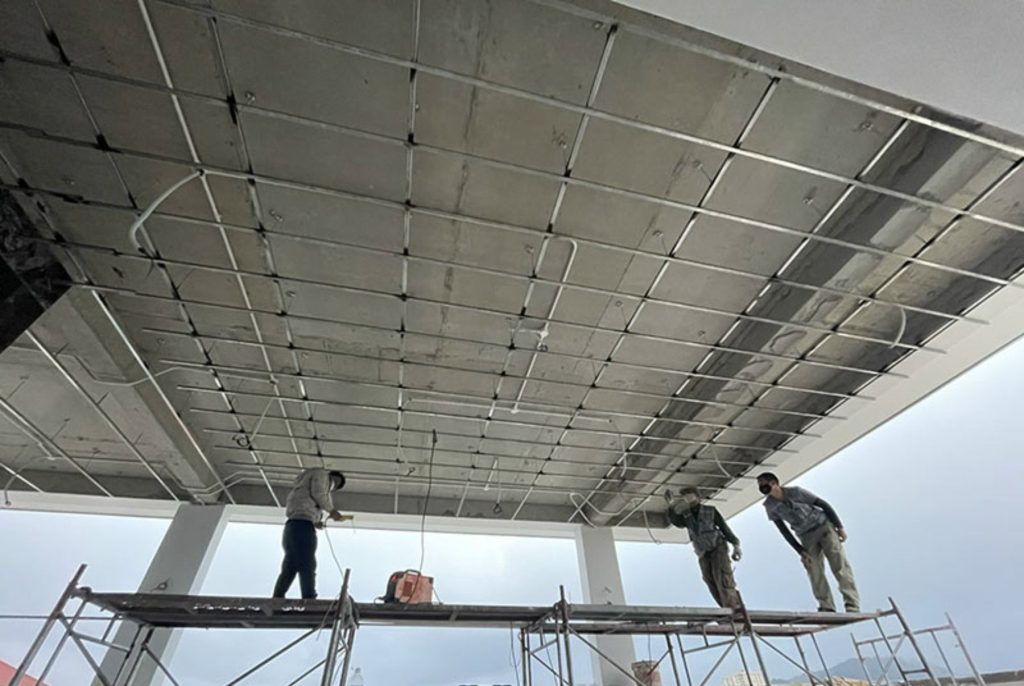 Hệ xương gỗ nhựa giúp tạo khoảng trống nhất định giúp hạn chế tối đa tình trạng đọng nước