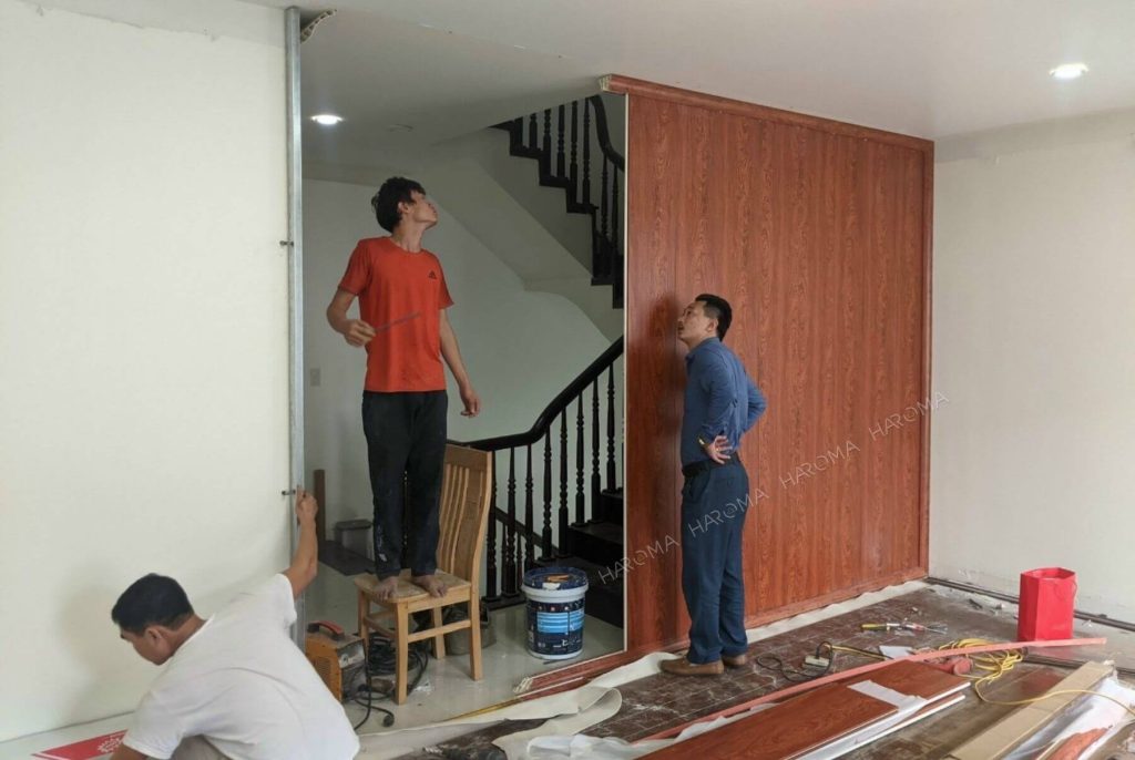 Chi phí nhân công là một phần không thể thiếu trong báo giá trọn gói thi công vách ngăn phòng