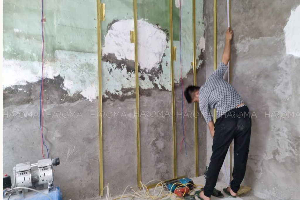 Đo đạc kích thước tường để đảm bảo cắt tấm nhựa chuẩn xác