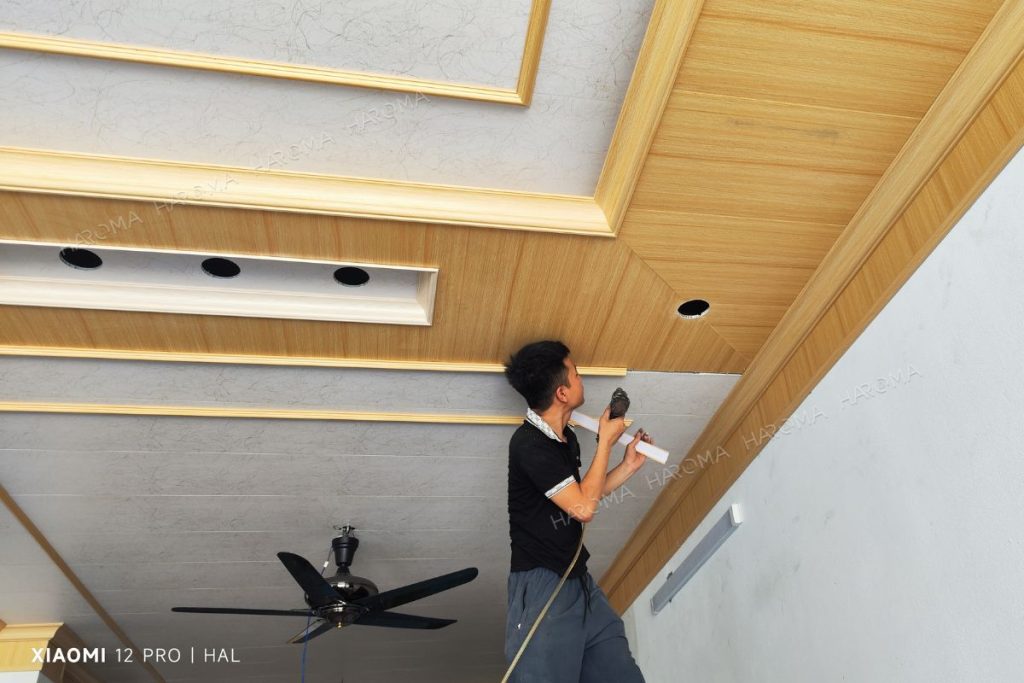 Sử dụng phào nẹp trang trí để che điểm kết nối và tăng tính thẩm mỹ cho không gian