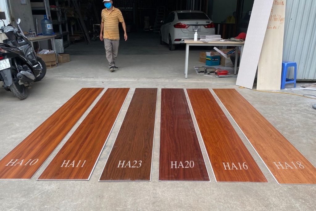Diện tích mỗi tấm ốp nhựa khoảng 1m2