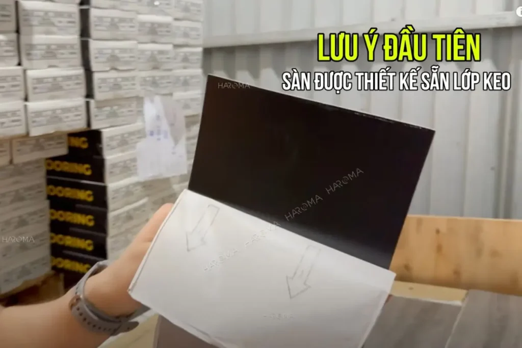 Sàn nhựa bóc dán có sẵn lớp keo dán phía dưới