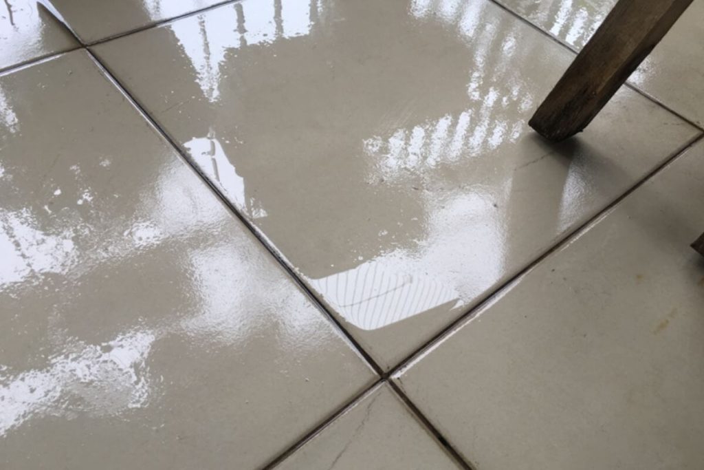 Thời tiết nồm ẩm là gì? Tác động thế nào đến nền nhà?