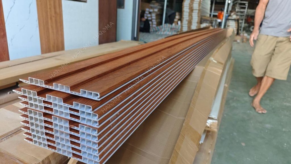 Lam sóng nhựa ốp tường giả gỗ giúp tạo điểm nhấn ngăn chặn ẩm mốc mối mọt
