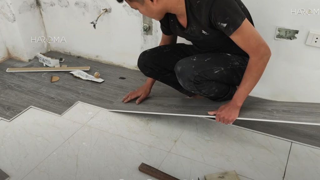 Sàn nhựa giả gỗ hoàn toàn có thể thi công trên nền gạch men, tuy nhiên cần đảm bảo sàn nhà sạch và phẳng trước khi thi công