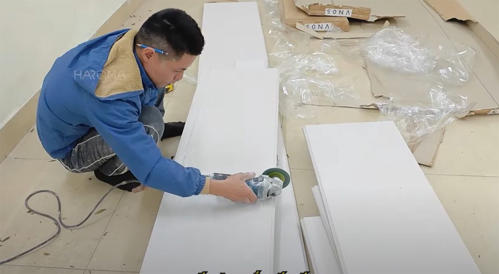 Trong quá trình  sử dụng không dùng vật sắc nhọn trà lên bề mặt tấm vách ngăn nhựa 2 mặt