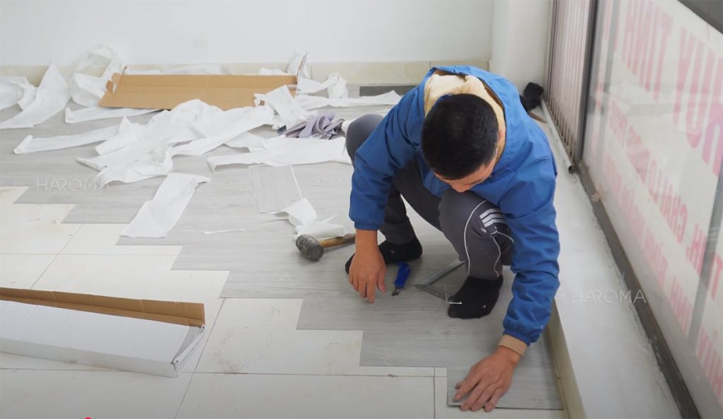 Các bước thi công sàn nhựa giả gỗ bóc dán