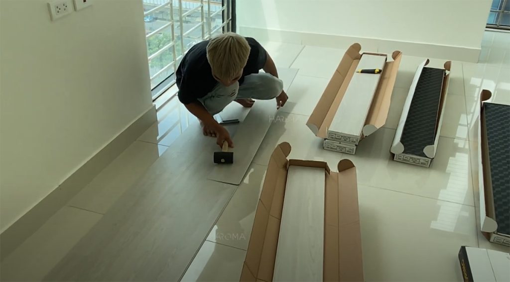 Chuẩn bị đầy đủ dụng cụ - vật tư thi công sàn nhựa giả gỗ hèm khóa