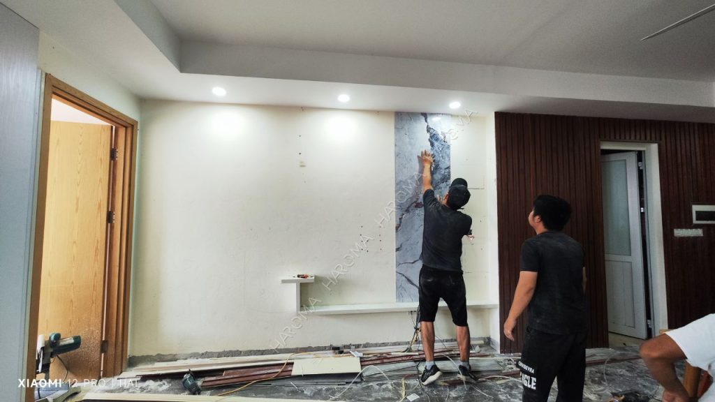 Những lưu ý quan trọng khi thi công tấm PVC vân đá