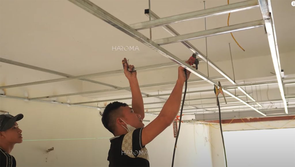 Kích thước khoảng cách tiêu chuẩn khi thi công hệ khung xương tường nhựa trần nhựa nano