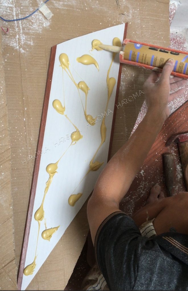Bôi keo vào mặt sau mặt bậc cầu thang nhựa