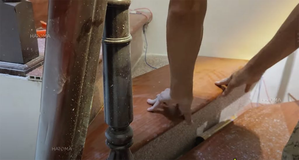 Lắp đặt mặt bậu cầu thang nhựa xuống vị trí đã xác định trước đó