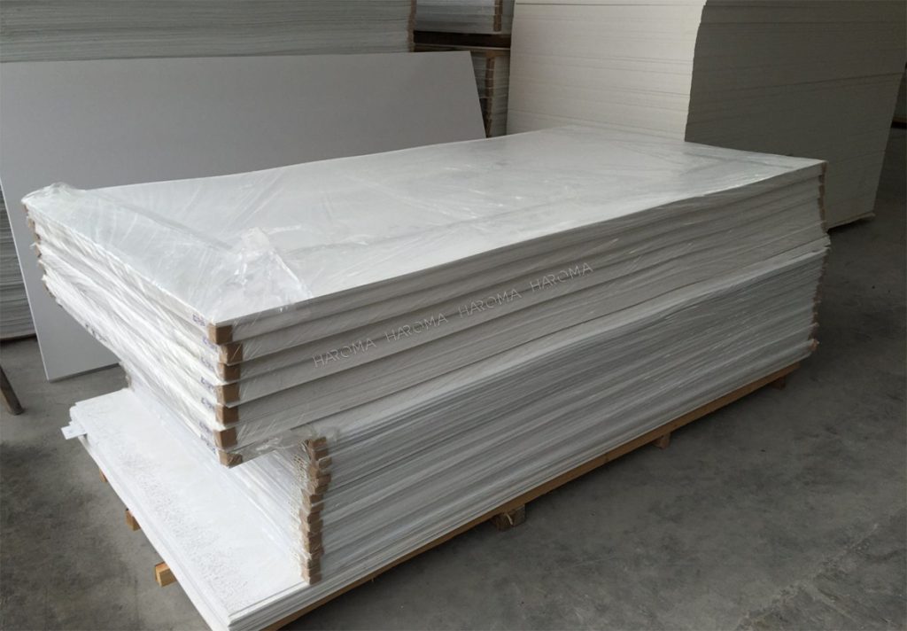 Tấm Formex là loại nhựa PVC có tính chất xốp nhẹ, bền bỉ thường được sử dụng làm biển bảng
