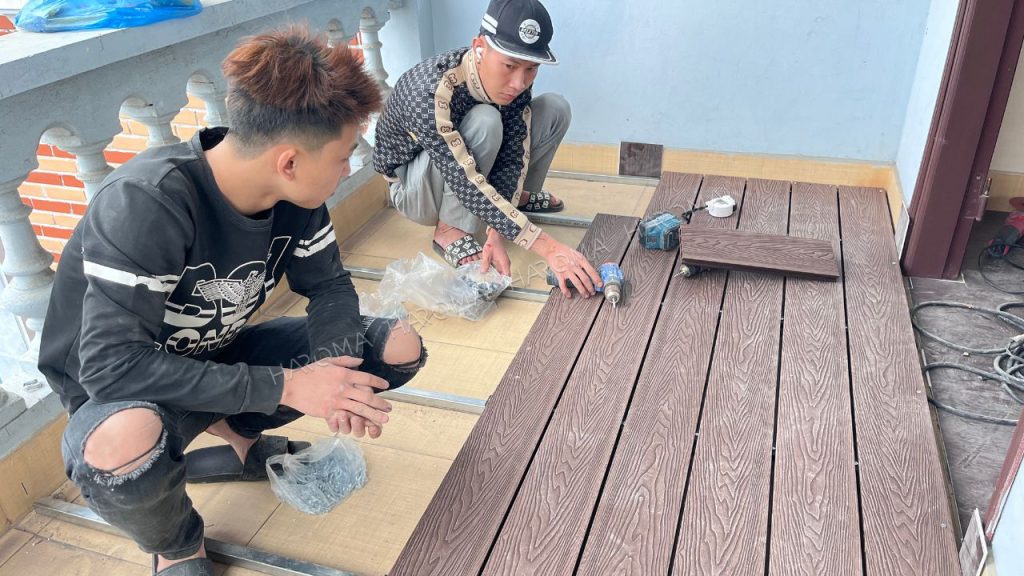 Lựa chọn vật liệu lát sàn ban công phải có khả năng chịu nắng mưa, điều kiện thời tiết khắc nghiệt