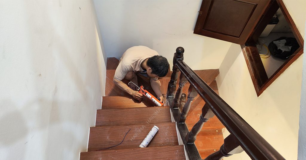 Hoàn thiện mặt bậc cầu thang nhựa giả gỗ muốn bền đẹp phải đảm bảo mặt bậc trước khi thi công sạch và phẳng