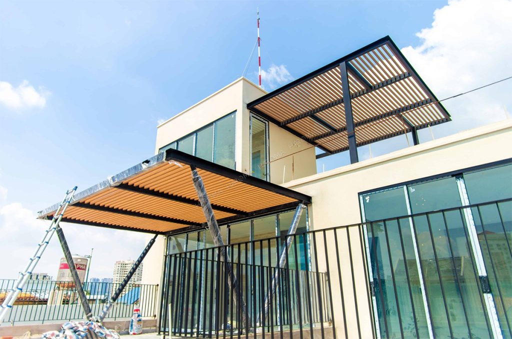 Lam chắn nắng gỗ nhựa ngoài trời giúp tạo điểm nhấn thẩm mỹ cho công trình
