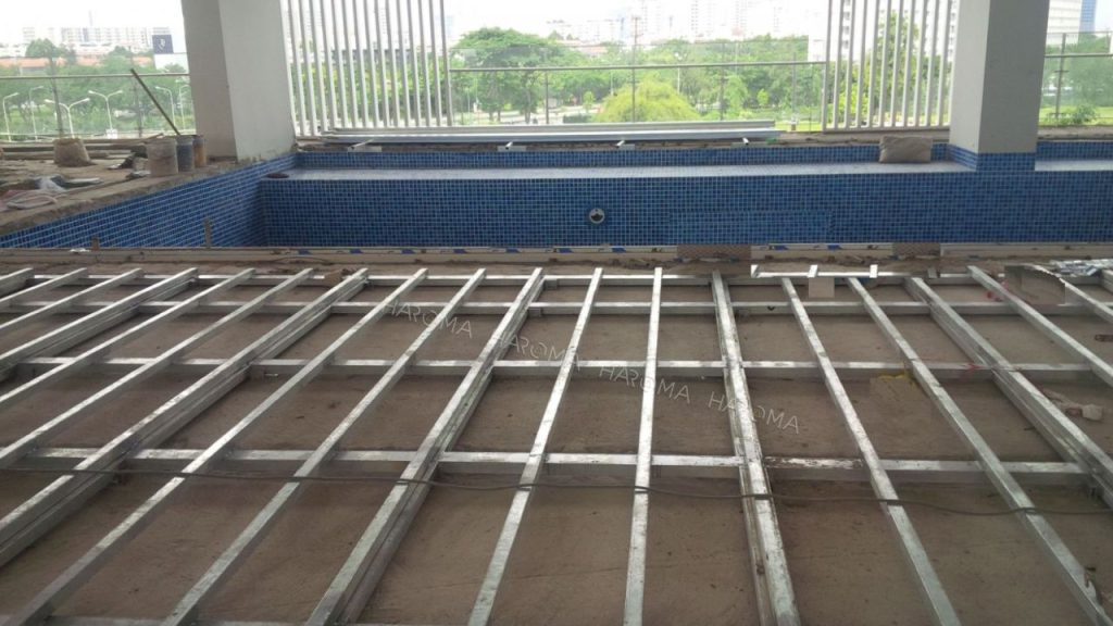 Thi công sàn gỗ nhựa ngoài trời không thể thiếu hệ khung xương
