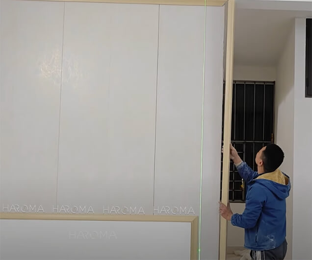 Vách ngăn phòng màu trắng sở hữu bề mặt trơn giúp lau chùi dễ dàng