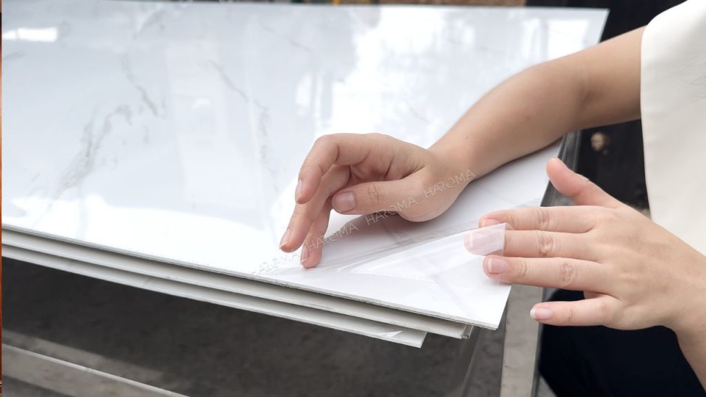 Tấm PVC vật liệu thế hệ mới được cấu tạo từ hạt nhựa kết hợp bột đá