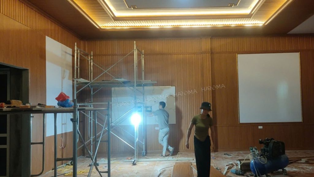 Tấm nhựa ốp tường nano được thiết kế hèm khóa âm dương thông minh giúp thi công dễ dàng hơn