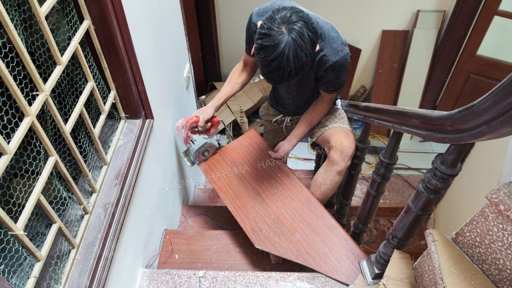 Mặt bậc cầu thang nhựa giả gỗ có thành phần bằng bột đá và hạt nhựa giúp chống nồm ẩm mối mọt hiệu quả