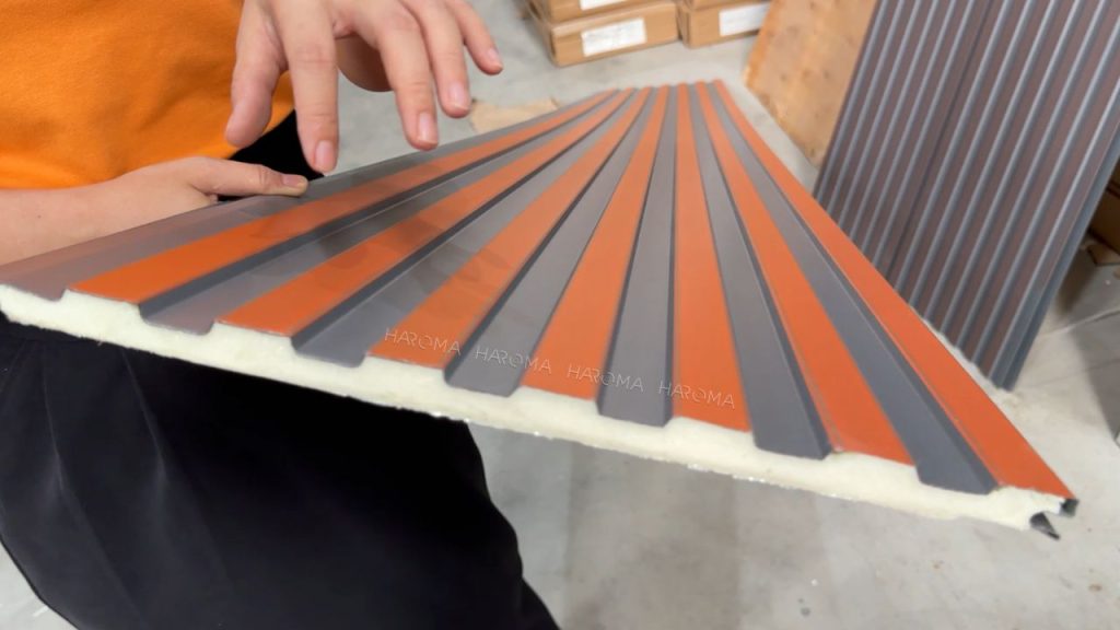 Thiết kế với lớp kim loại  tuy bảo vệ tấm nhưng nếu thi công không cẩn thận có thể gây tai nạn