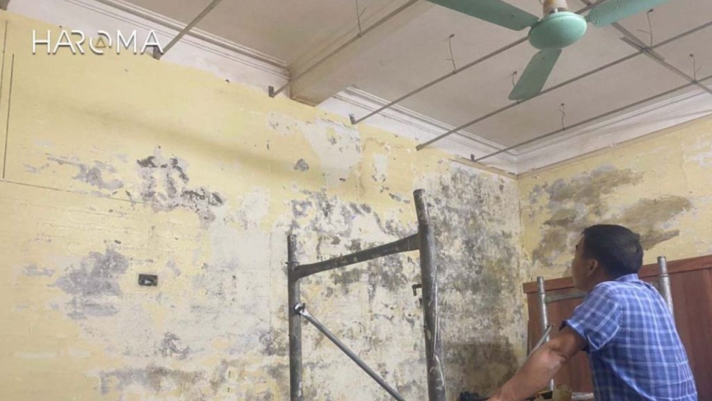 Thi công tấm ốp than tre trên tường cũ ẩm