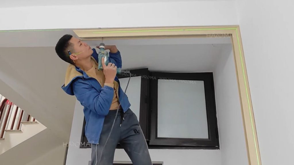 Lắp đặt chân đế vách ngăn phòng nhựa giả gỗ