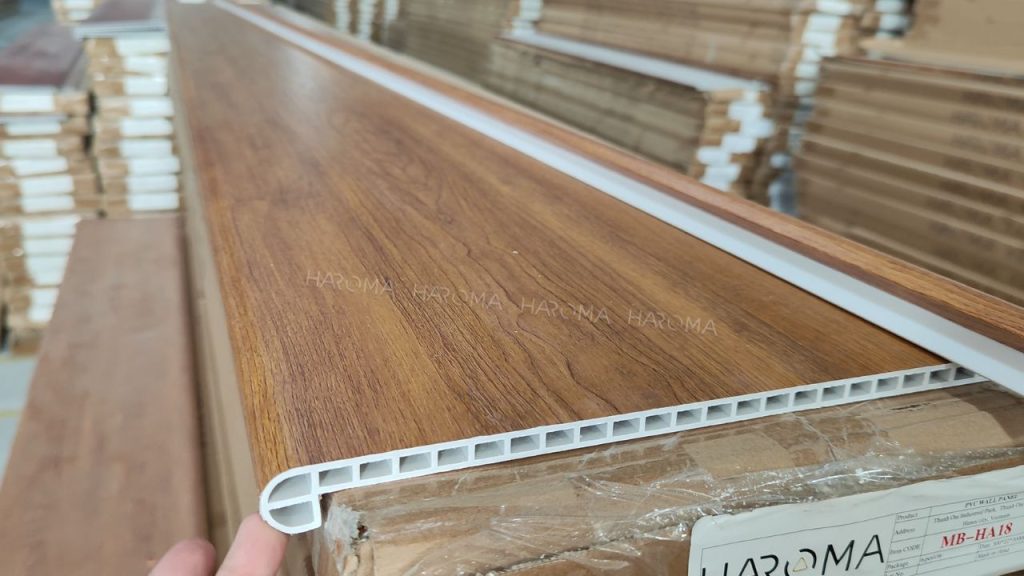Mặt bậc cầu thang nhựa giả gỗ - Vật liệu ốp bậc cầu thang xu hướng được yêu thích nhất hiện nay