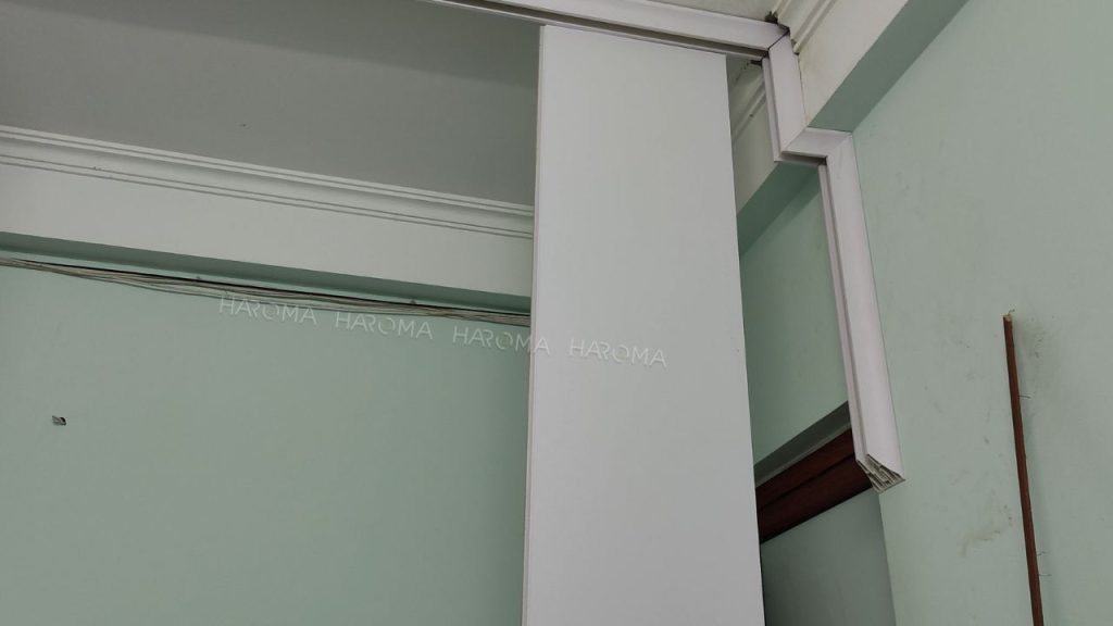 Lắp ghép các tấm nhựa vách ngăn phòng theo hèm khóa âm dương thông minh