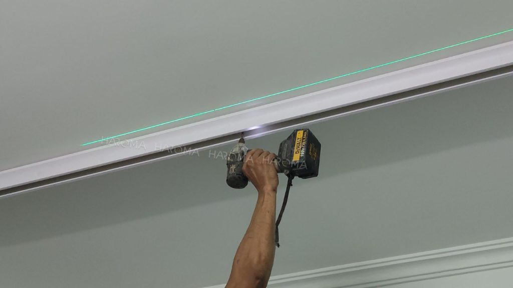 Khoan cố định chân đế vách ngăn phòng lên hệ tường trần và sàn