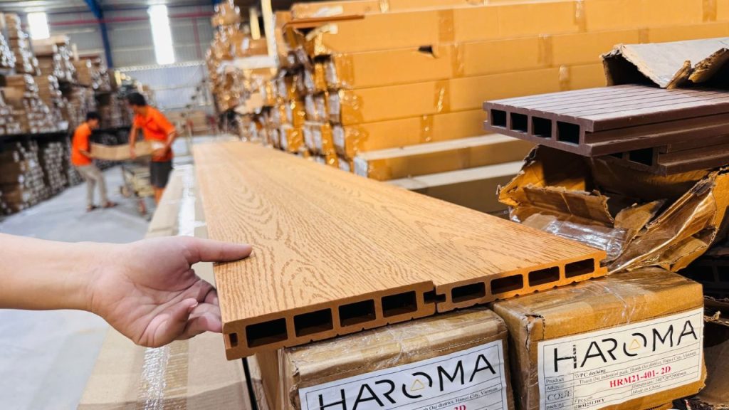 Sàn gỗ nhựa ngoài trời sở hữu thiết kế mô phỏng vân gỗ tự nhiên 