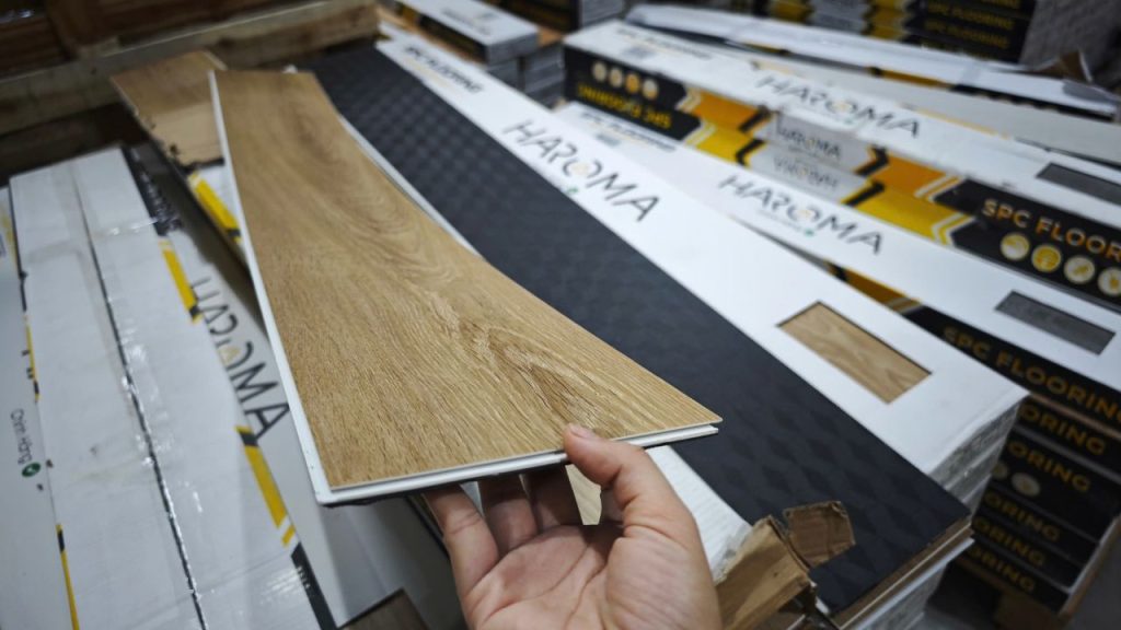 Sàn nhựa hèm khóa SPC sở hữu thiết kế giả gỗ sang trọng
