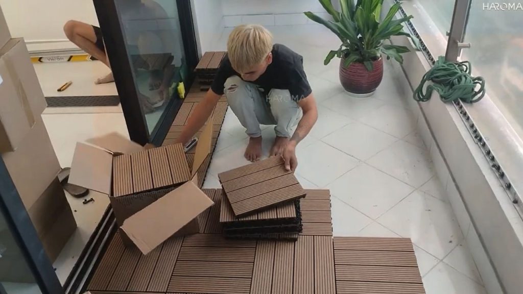 Thi công ghép vỉ lót sàn ban công ngoài trời