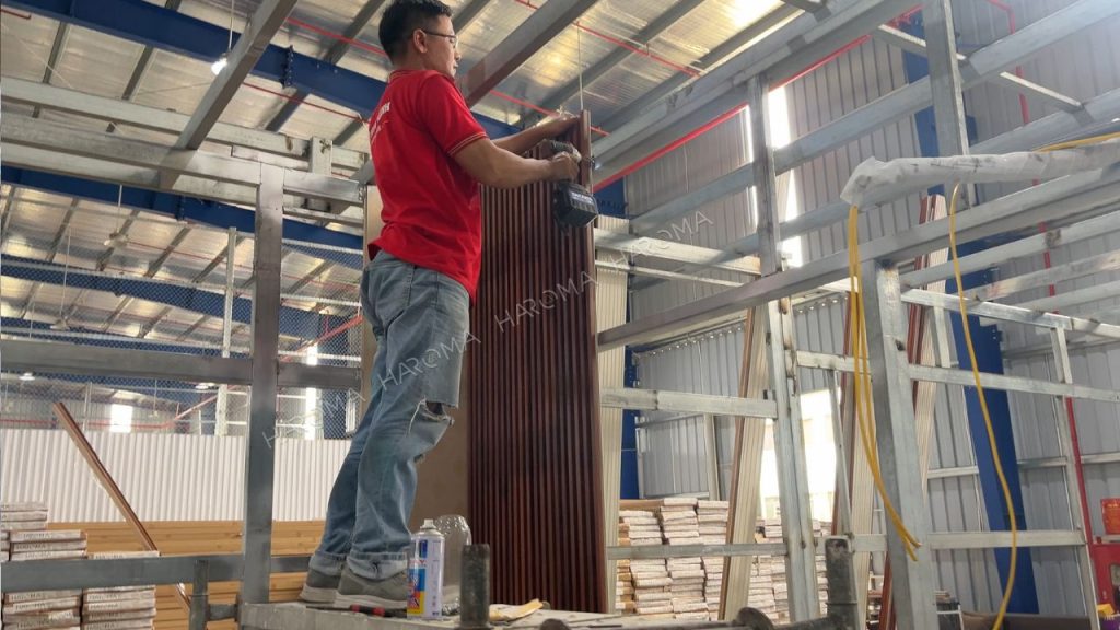 Gài ke vào hèm âm và cố định bằng vít
