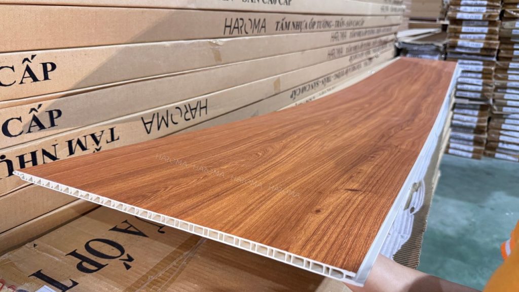 Tấm ốp nhựa nano vân gỗ sở hữu thiết kế giả gỗ trang trọng 