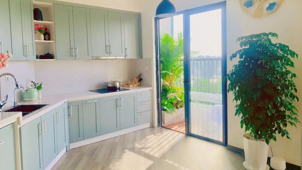 Sử dụng cây xanh hoá giải lỗi bếp đối diện với cửa chính