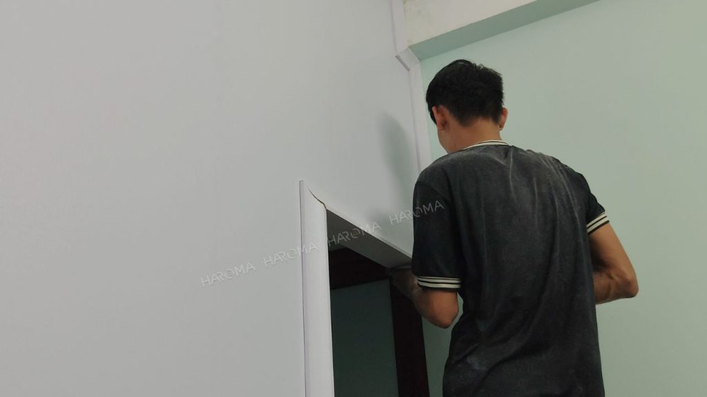 Lắp đạt phào chỉ kết thúc vách ngăn phòng