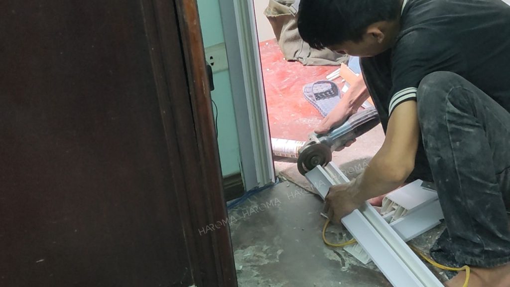 cắt chân đế vách ngăn phòng nhựa