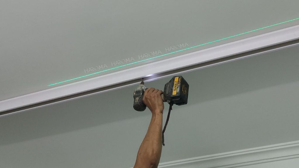 Đo đặc lắp đặt chân vách ngăn phòng nhựa giả gỗ