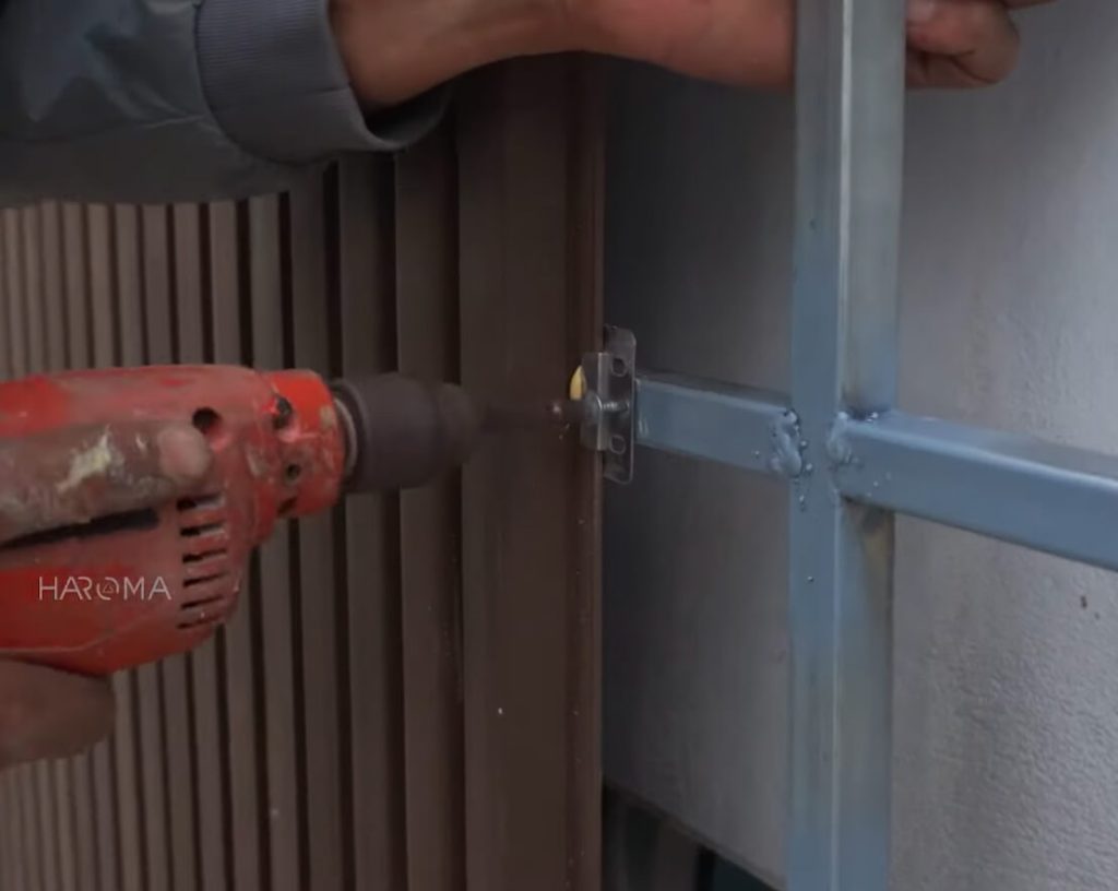 Lam sóng thi công hàng rào