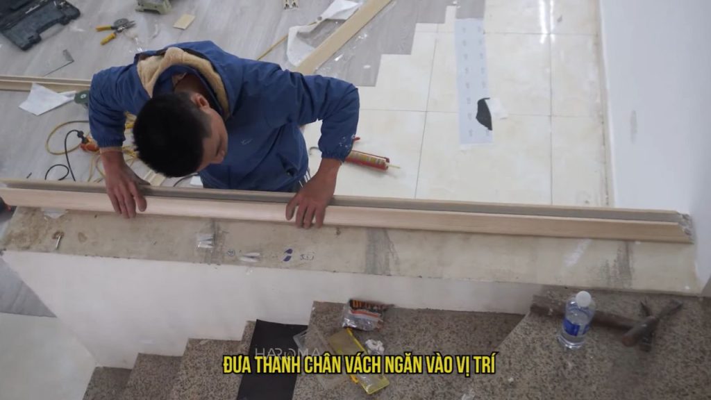Chuẩn bị chân đế thi công vách nhựa ngăn phòng