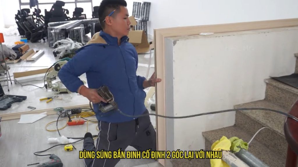 Cố định chân vách và khung đỡ